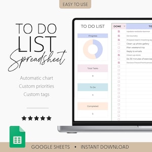 Puede incluir: Una pantalla de portátil muestra una plantilla de "TO DO LIST Spreadsheet". El diseño incluye un gráfico de progreso, recuentos de tareas y casillas de verificación. El texto en la pantalla incluye "Automatic chart", "Custom priorities" y "Custom tags". La imagen también incluye el texto "EASY TO USE" y "GOOGLE SHEETS • INSTANT DOWNLOAD".