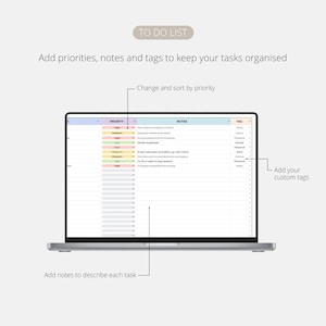 K&ouml;nnte beinhalten: Ein Laptop-Bildschirm zeigt eine digitale Aufgabenliste mit Spalten f&uuml;r Priorit&auml;t, Notizen und Tags. Die Benutzeroberfl&auml;che bietet farbcodierte Priorit&auml;tsstufen, Textfelder f&uuml;r Aufgabenbeschreibungen und benutzerdefinierte Tags zur Organisation von Aufgaben.