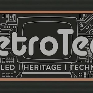 Puede incluir: Un logotipo rectangular con la palabra "RetroTech" en letras grises grandes. El logotipo tiene un borde color cobre con diseños de placa de circuito. Debajo, las palabras "UPCYCLED | HERITAGE | TECHNOLOGY". El fondo es gris oscuro.