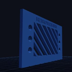Può includere: Un pannello rettangolare in plastica blu con il testo in rilievo RETROTECH UHT sulla parte superiore. Il pannello presenta una sezione centrale con lamelle diagonali e tre rientranze circolari disposte verticalmente su entrambi i lati.