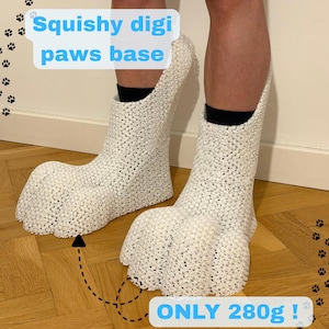 Op de afbeelding: Een paar witte, getextureerde, squishy digi paws basis schoenen met een hoog model. De tekst op de afbeelding luidt 'Squishy digi paws base' en 'ONLY 280g !'. Het schoeisel heeft een pootvorm met duidelijk zichtbare teensecties.