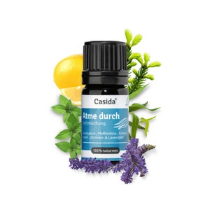 Peut inclure: Une petite bouteille en verre brun foncé avec un bouchon noir, étiquetée "Casida Atme durch Duftmischung". La bouteille est entourée de diverses herbes et fleurs, notamment de la lavande, du citron et de la menthe.