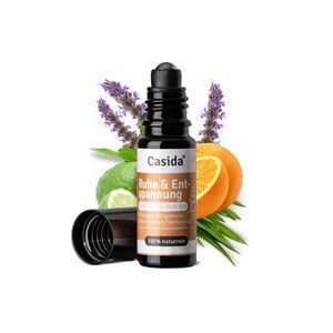 Könnte beinhalten: Eine schwarze Roll-on-Flasche mit einem braunen Etikett, auf dem "Casida Ruhe & Entspannung Anti-Stress Roll-On" und "100% naturrein" steht. Die Flasche ist von Lavendel, Limette und Orangenscheiben umgeben.