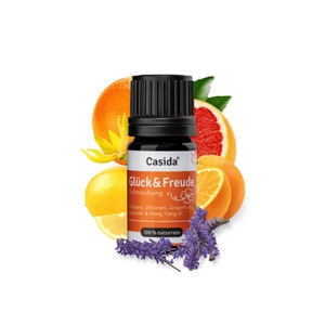 Könnte beinhalten: Eine kleine, dunkelbraune Glasflasche mit schwarzem Verschluss, beschriftet mit "Casida Glück & Freude Duftmischung" und einer Zutatenliste mit Orange, Zitrone, Grapefruit, Lavendel und Ylang-Ylang-Öl. Die Flasche ist von Zitrusfrüchten und Lavendelblüten umgeben.