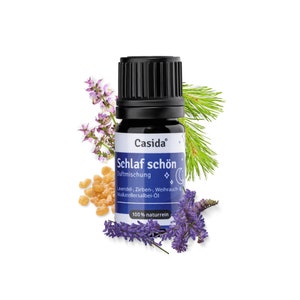 Può includere: Un piccolo flacone blu scuro con un tappo nero etichettato "Casida Schlaf schön Duftmischung" con una luna crescente e stelle. Il flacone è circondato da lavanda, aghi di pino e piccoli pezzi di resina ambrata.