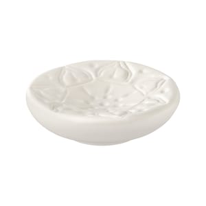 Könnte beinhalten: Eine ovale, weiße Keramikschale mit einem geprägten Blumenmuster im Inneren. Die Schale hat eine flache Schalenform und eignet sich zum Aufbewahren kleiner Gegenstände. Das Design ist schlicht und elegant.