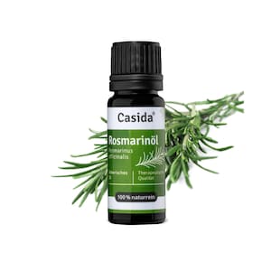 Könnte beinhalten: Eine schwarze Glasflasche Casida Rosmarinöl mit schwarzem Deckel und grünem Etikett. Das Etikett enthält den Text "Rosmarinöl" und "100% naturrein". Ein Rosmarinzweig befindet sich hinter der Flasche.