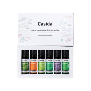 Könnte beinhalten: Ein Set mit sechs 100% natürlichen ätherischen Ölen in einer weißen Box. Die Flaschen sind mit dem Markennamen Casida und den Namen der Öle beschriftet: Rosmarin, Orange, Zitronengras, Pfefferminze, Lavendel und Teebaum.