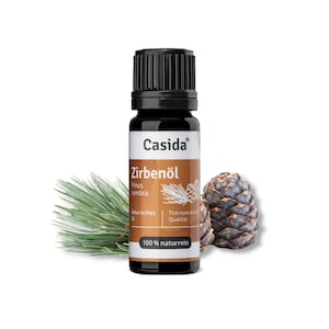 Peut inclure: Une petite bouteille en verre brun avec un bouchon noir et une étiquette. L'étiquette indique "Casida" et "Zirbenöl" avec le texte "Pinus cembra" et "100% naturrein" en dessous. La bouteille est entourée d'aiguilles de pin et de pommes de pin.