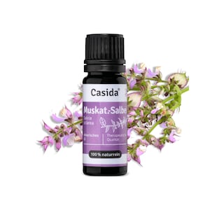 Può includere: Una piccola bottiglia di vetro marrone scuro con un tappo nero. La bottiglia è etichettata "Casida Muskat-Salbei Salvia sclarea", "Therpeutische Qualität" e "100% naturrein". La bottiglia è circondata da fiori viola e verdi.