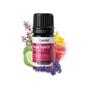 Könnte beinhalten: Eine kleine dunkelbraune Glasflasche mit schwarzem Verschluss, beschriftet mit "Casida Yoga Spirit Duftmischung". Die Flasche ist von verschiedenen Blumen und Kräutern umgeben, darunter Lavendel, Bergamotte und Ylang-Ylang.