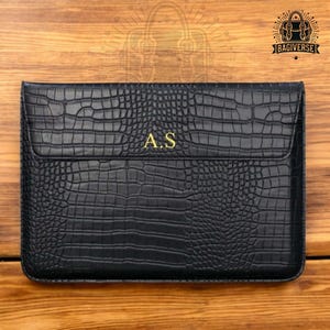 Custodia per laptop in similpelle nera personalizzata - Custodia monogramma con motivo a coccodrillo - Custodia per laptop resistente ed elegante per uomini e donne