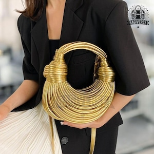 Gold Crescent Handtasche - Einzigartige Designertasche, Metallic Statement Geldbörse, Boho Chic Accessoire, leicht und trendy, perfekt für jeden Anlass