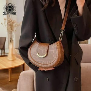 Sac à bandoulière personnalisé en forme de croissant - Porte-monnaie personnalisé avec initiales, sac à main minimaliste en cuir végétalien, petit sac de tous les jours pour femme