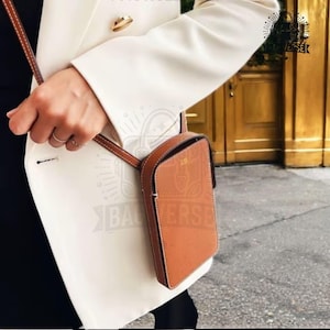 Borsa per telefono in pelle personalizzata - Borsa a tracolla personalizzata, piccola borsa minimalista, tracolla regolabile, regalo elegante per le donne, opzione monogramma