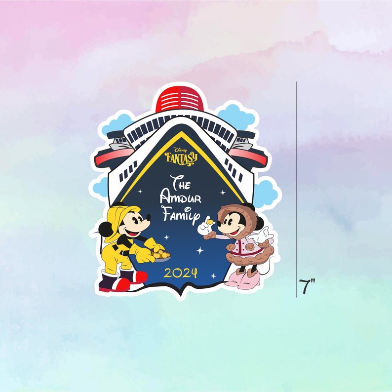 K&ouml;nnte beinhalten: Ein blaues und wei&szlig;es Disney Fantasy Kreuzfahrtschiff mit Mickey und Minnie Mouse davor. Der Text "The Amdur Family 2024" befindet sich auf dem Schiff. Das Bild ist 7 Zoll hoch.