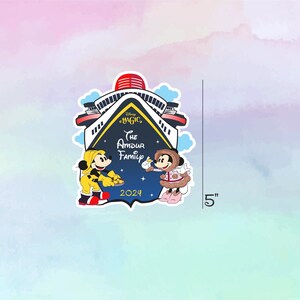 K&ouml;nnte beinhalten: Ein blaues und wei&szlig;es Disney Magic Kreuzfahrtschiff mit Mickey und Minnie Mouse davor. Der Text "The Amdur Family" befindet sich auf dem Schiff. Das Jahr 2024 befindet sich unterhalb des Schiffes. Das Bild ist 5 Zoll hoch.