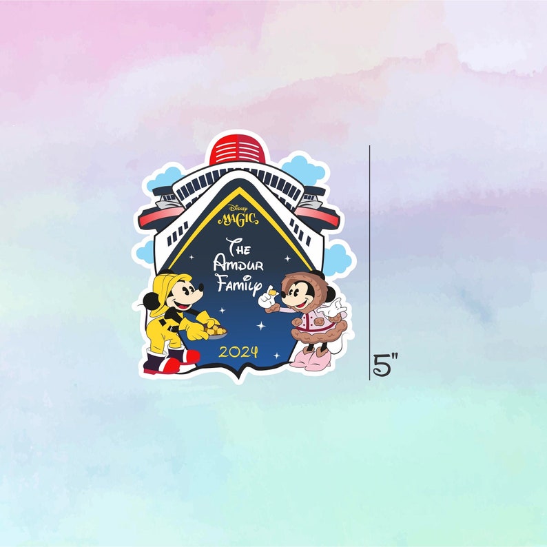 K&ouml;nnte beinhalten: Ein blaues und wei&szlig;es Disney Magic Kreuzfahrtschiff mit Mickey und Minnie Mouse davor. Der Text "The Amdur Family" befindet sich auf dem Schiff. Das Jahr 2024 befindet sich unterhalb des Schiffes. Das Bild ist 5 Zoll hoch.