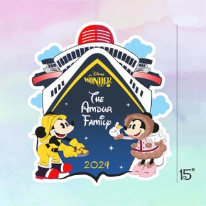 K&ouml;nnte beinhalten: Ein blaues und gelbes Disney Wonder Kreuzfahrtschiff mit dem Text "Disney Wonder" und "The Amdur Family" darauf. Mickey Mouse und Minnie Mouse stehen vor dem Schiff. Mickey tr&auml;gt ein gelbes und rotes Outfit und Minnie tr&auml;gt ein rosa und wei&szlig;es Outfit. Das Jahr 2024 ist unten auf dem Bild gedruckt. Das Bild ist 38 cm hoch.
