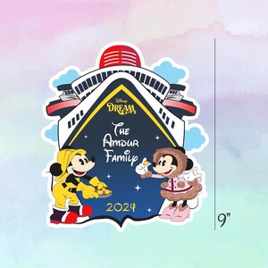 K&ouml;nnte beinhalten: Ein blaues und wei&szlig;es Disney Dream Kreuzfahrtschiff mit Mickey und Minnie Mouse davor. Der Text "Disney Dream" und "The Amdur Family 2024" befindet sich auf dem Schiff. Mickey Mouse tr&auml;gt eine gelbe Jacke und h&auml;lt einen Teller mit Essen. Minnie Mouse tr&auml;gt einen braunen Mantel und h&auml;lt eine goldene M&uuml;nze. Das Bild ist 23 cm hoch.