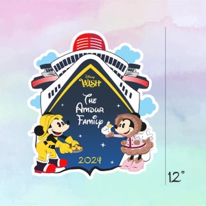 K&ouml;nnte beinhalten: Eine blaue und gelbe Illustration des Disney Wish Kreuzfahrtschiffs mit Mickey Mouse und Minnie Mouse davor. Das Schiff tr&auml;gt die Aufschrift "Disney Wish" und "The Amdur Family 2024".
