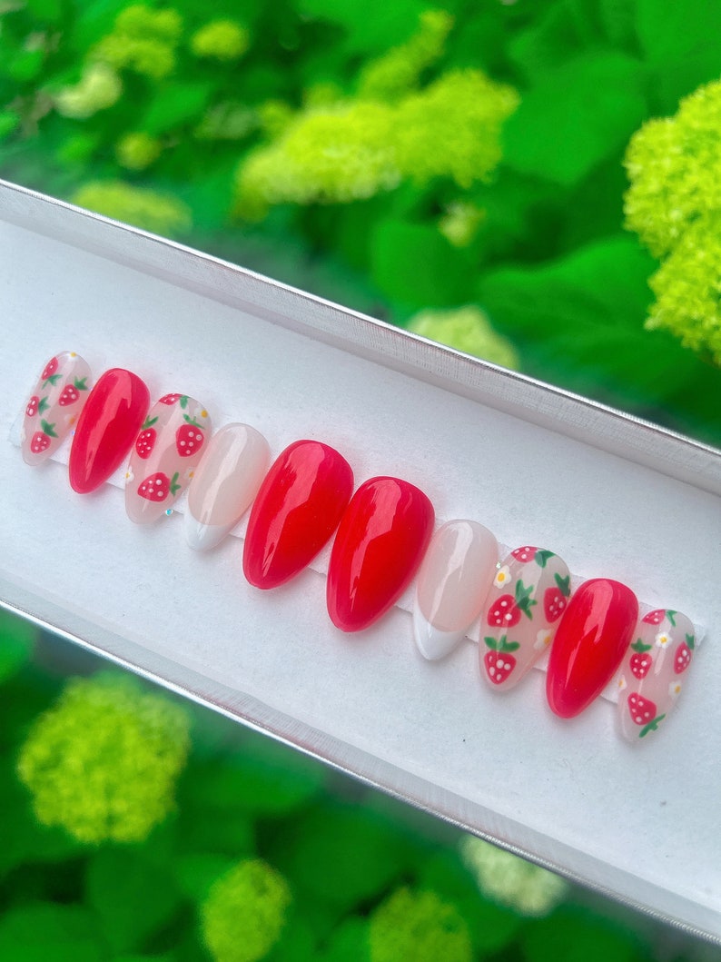 Prensa de fresa kawaii en las uñas, lindas uñas de frutas almendra corta, pegamento reutilizable en las uñas, uñas de punta francesa imagen 2