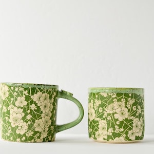 Becher und Tasse mit Kirschblütenmotiv | Handgefertigte Keramik