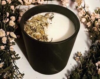 Soy wax candle, hand poured candle, clean scent, vanilla scent, chamomile scent