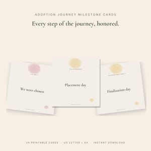 Könnte beinhalten: Elfenbeinfarbene Meilensteinkarten für die Adoption mit den Texten "We were chosen", "Placement day" und "Finalization day". Die Karten haben Pastellakzente und tragen die Aufschrift "Adoption Journey Milestone Cards". Der Text "Every step of the journey, honored" ist ebenfalls vorhanden.
