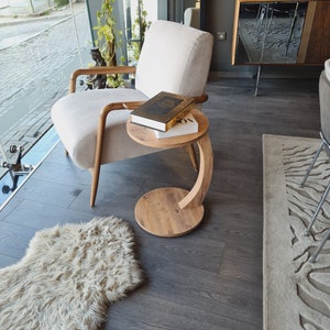 Couchtisch mit Rollen, kleiner Beistelltisch C Form, stylischer Sofatisch in Holz-Nussbaum Optik, runder Tisch für Couch und Sofa Bild 10