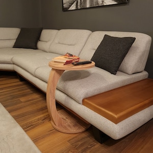 Couchtisch mit Rollen, kleiner Beistelltisch C Form, stylischer Sofatisch in Holz-Nussbaum Optik, runder Tisch für Couch und Sofa Bild 9