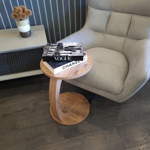 Couchtisch mit Rollen, kleiner Beistelltisch C Form, stylischer Sofatisch in Holz-Nussbaum Optik, runder Tisch für Couch und Sofa Bild 8