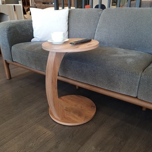 Coffee table with wheels, small side table C shape, stylish sofa table in wood-walnut look, round table for couch and sofa