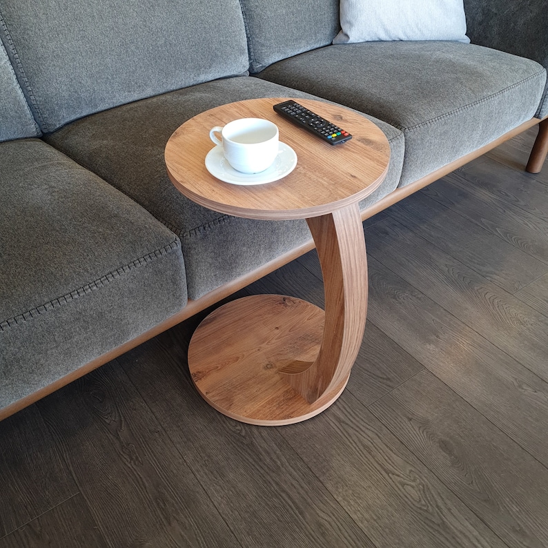 Couchtisch mit Rollen, kleiner Beistelltisch C Form, stylischer Sofatisch in Holz-Nussbaum Optik, runder Tisch für Couch und Sofa Bild 6