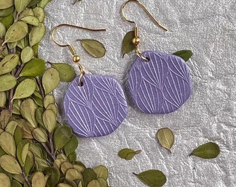 Maggie Dangles purple. Handmade polymer clay earrings. Modern organic shape. Statement earrings. Embossed texture. Stylish earrings.