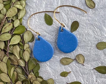 Emma Dangles blue. Handmade polymer clay earrings. Simple teardrop shape. Stylish earrings for any season. Classy earrings. Sparkly blue.