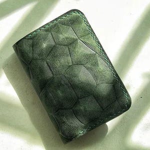 Portefeuille en cuir fait main avec imprimé tortue de mer - Cuir italien rustique à feuilles persistantes