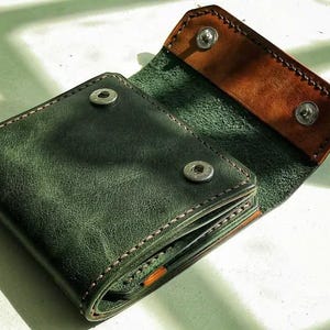 Cartera de cuero hecha a mano - Modelo "Tortuga" / Billetera plegable verde y canela / Cartera compacta para hombre con cierre a presión / Tarjetero minimalista cosido a mano