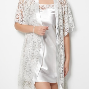 Ensemble chemise de nuit en satin avec détails en dentelle : peignoir et string inclus, parfait pour un pantalon de mariée, superbes vêtements de nuit, couleur écru