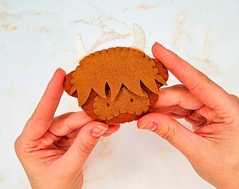 Felt Highland cow PDF sewing pattern, easy beginner friendly wee coo hanging ornament, DIY fridge magnet, animal garland, badge, room decor