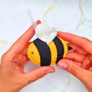 Felt Bumble Bee Sewing Pattern: Easy DIY Garden Ornament, Keyring, Magnet (PDF)
