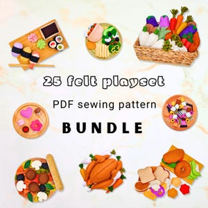 Op de afbeelding: Een verzameling vilten voedsel speelgoed, waaronder sushi, taco's, pizza en een Thanksgiving kalkoen, gerangschikt op een lichtgekleurd oppervlak. De afbeelding bevat de tekst "25 felt playset PDF sewing pattern BUNDLE."