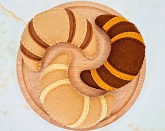 Croissant (100% wool felt) - perfect for kids pretend play kitchen, French bakery, grocery shop, breakfast café, roleplay and gifting