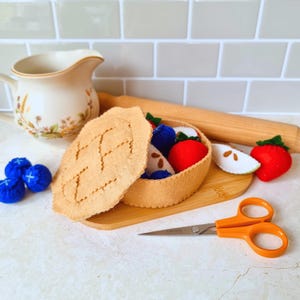 Felt lattice top pie with fruit fillings sewing pattern - easy pretend play food (PDF)