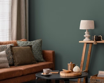 Eukalyptus Shade Wallpaper in einem Erdigen Salbeigrün auf Creme - Schälen und Aufkleben - E192