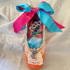 READY TO SHIP  Decorated Pointe Shoe (Alice in Wonderland Mad Hatter)
