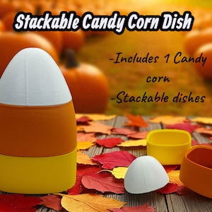 Può includere: Un piatto impilabile a forma di caramella di mais bianca, arancione e gialla. Il piatto è progettato per assomigliare a una caramella di mais. L'immagine include il testo "Stackable Candy Corn Dish" e "Includes 1 Candy corn - Stackable dishes."