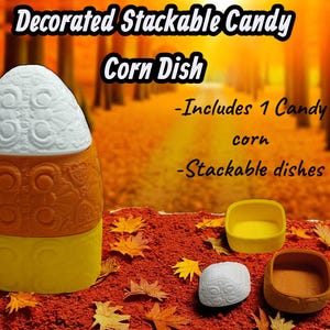 Può includere: Un piatto di mais caramellato impilabile decorato, bianco, arancione e giallo. Il piatto ha un motivo decorativo e include un piccolo piatto quadrato giallo, un piatto bianco a forma di mais caramellato e un piatto quadrato marrone. Il testo "Decorated Stackable Candy Corn Dish" è in alto.