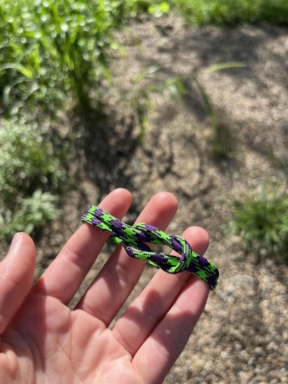 Adjustable Paracord Bracelet: Simple Woven Design