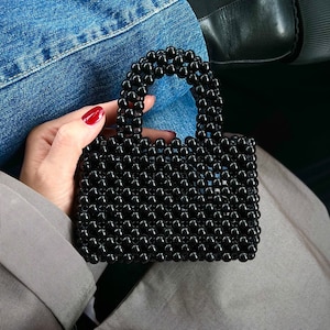 Mini Perlen Top Griff Tasche, Handgefertigte Mini Perlen Tasche mit Riemen, Mini Schwarze Handtasche mit langem Riemen, Schwarze Acryl Perlen Top Griff Tasche